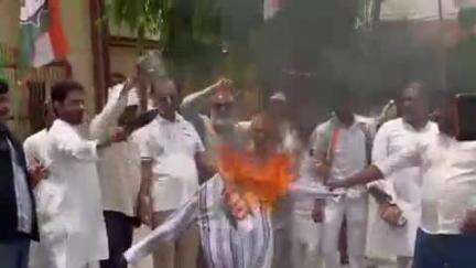 बुलंदशहर: कांग्रेस ने कलेक्ट्रेट के गेट पर जोरदार प्रदर्शन किया, भाजपा के मंत्री का पुतला फूंका और बर्खास्त करने की मांग की