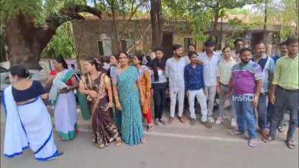 होशंगाबाद नगर: जिला अस्पताल के सफाई कर्मचारियों को नहीं मिला वेतन कर्मचारियों ने काम बंद कर पहुंचे कलेक्ट्रेट कार्यालय#jansamasya