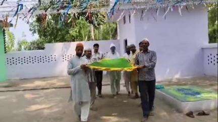 हसनपुर: हसनपुर के गांव लिसडी बुजुर्ग में हजरत कासिम मियां की दरगाह पर चादरपोशी कार्यक्रम का आयोजन हुआ