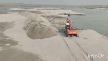 पलिया: पलिया के शारदा नदी में ड्रेजिंग कार्य में चल रहा धन उगाही का खेल, बेची जा रही बालू, वीडियो हुआ वायरल