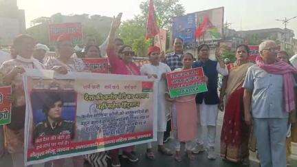 प्रयागराज: समाजवादी पार्टी से जुड़ी महिला सभा की महिलाओं ने भाजपा मंत्री विजय शाह के खिलाफ किया प्रदर्शन