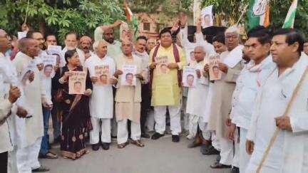 आज़मगढ़: आजमगढ़ में मध्य प्रदेश सरकार के मंत्री कुँवर विजय शाह के खिलाफ आक्रोशित जिला कांग्रेस अध्यक्ष ने निकाला जुलूस