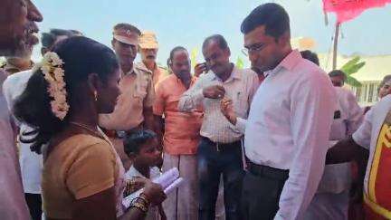 திருவெண்ணைநல்லூர்: சின்ன செவலை கிராம பகுதியில் மாவட்ட ஆட்சியரிடம் தன் பிள்ளைக்கு  பிறப்பு சான்று கேட்டு கண்ணீர் மல்க கோரிக்கை வைத்த பெண்