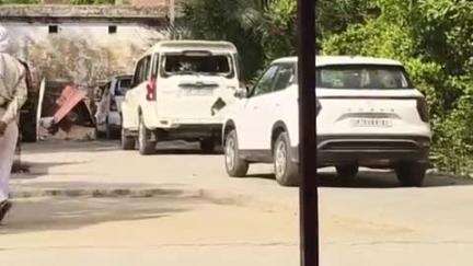 खागा: अखरी हत्या कांड मामले में मुन्नू सिंह के घर पर जनसत्ता दल का झंडा देख गांव वालों ने किया पथराव, फोर्स ने की कार्रवाई