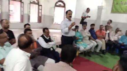 मंडला: मंडला में 17 मई को भारतीय सैनिकों के शौर्य और पराक्रम के सम्मान में तिरंगा यात्रा का आयोजन, टाउन हॉल में हुई बैठक