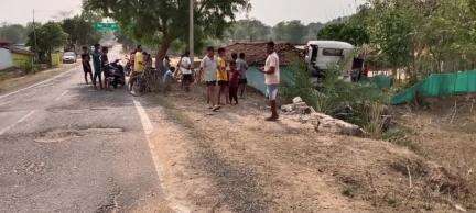 कुरडेग: कुरडेग के कुटमाकछार में तेज रफ्तार चेसिस ट्रक ने किसान के घर को मारी टक्कर, घर पूरी तरह क्षतिग्रस्त