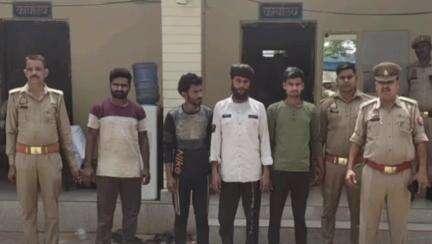 कौंच: कोंच कोतवाली पुलिस ने भेंड़ चौराहे से कंटेनर में भरे भारी मात्रा में पशुओं के साथ 4 लोगों को गिरफ्तार कर जेल भेजा