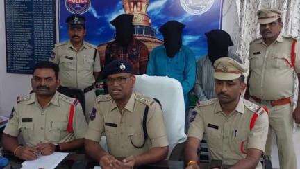 కొత్తగూడెం: దారిదోపిడి దొంగలను అరెస్టు,సెల్ ఫోను రూ 15 వందల నగదు,ఆటోని స్వాధీనం చేసి రిమాండ్ కు తరలించినట్లు తెలిపిన పాల్వంచ DSP