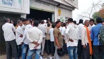 सिल्लोड: कामगारांकडून संसार किट मिळवण्यासाठी घेण्यात येत आहे 3700 रुपये भर उन्हात बसल्या महिला व पुरुष