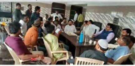 बहादुरगंज: बहादुरगंज विधायक अंजार नईमी के आवास पर सामाजिक बैठक का आयोजन, दो पक्षों के बीच विवाद का निपटारा हुआ