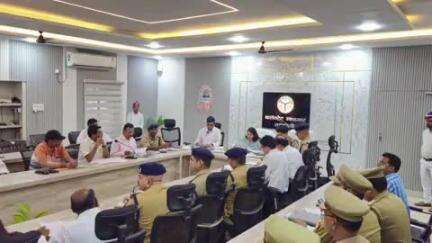 कलेक्ट भवन सभागार में डीएम की अध्यक्षता में अपराध, कानून व्यवस्था व अभियोजन कार्यों की बैठक सम्पन्न हुई