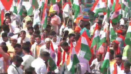 राजातालाब: बीजेपी ने रोहनिया में निकाली तिरंगा यात्रा, कई मंत्री और विधायक शामिल हुए, क्षेत्रीय कार्यालय पर जुटे कार्यकर्ता