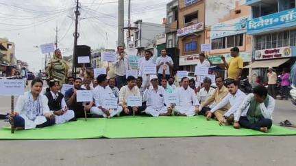 बीना: कर्नल सोफिया कुरैशी पर आपत्तिजनक टिप्पणी के विरोध में कांग्रेस ने गांधी चौराहे पर प्रदर्शन किया, ज्ञापन सौंपा