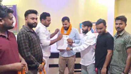 अररिया: लोजपा कार्यालय में युवा लोजपा रामविलास के जिला उपाध्यक्ष मनोनीत होने पर कार्यकर्ताओं ने दी बधाई