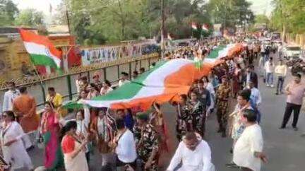 झांसी: भारतीय जनता पार्टी ने रानी लक्ष्मीबाई पार्क से निकाली तिरंगा शौर्य यात्रा, आम जनमानस ने बढ़-चढ़कर लिया हिस्सा