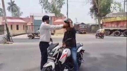 संभल: संभल में यातायात पुलिस ने बाइक सवारों को हेलमेट देकर यातायात नियमों का पालन करने के लिए किया जागरूक