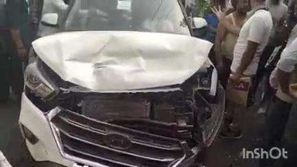 शिकोहाबाद: पाढम चौराहे पर बाइक को बचाने के प्रयास में तीन चार पहिया वाहन आपस में टकराए, एक व्यक्ति गंभीर घायल