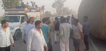 बागपत: बागपत में दिल्ली सहारनपुर हाईवे पर तेज रफ्तार ट्रक ने आगे चल रही ट्रैक्टर ट्रॉली में मारी टक्कर