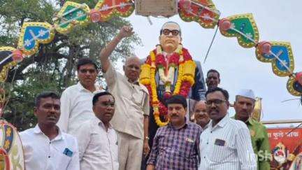 फुलंब्री: महात्मा फुले चौकात डॉ. बाबासाहेब आंबेडकर यांच्या पुतळ्याला अभिवादन
