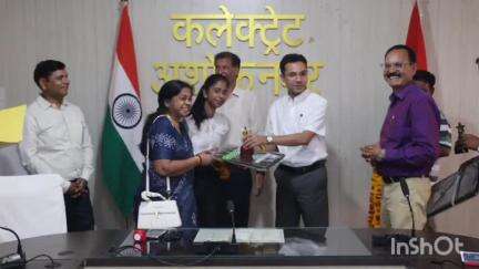 अशोक नगर: कलेक्ट्रेट सभाकक्ष में सीबीएसई परीक्षा में जिले के मेरिट सूची में आने वाले छात्र-छात्राओं का सम्मान