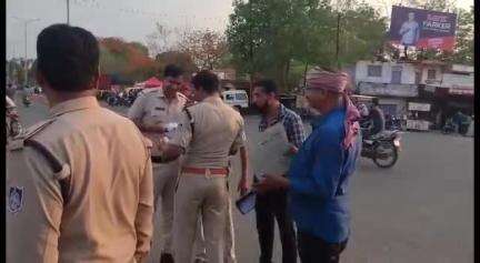 लखनादौन: लखनादौन पुलिस का बसों की चेकिंग अभियान जारी, बसों की जाँच की जा रही है