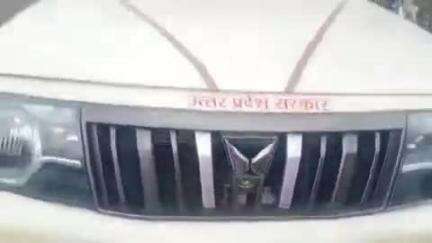 झांसी: विकास भवन स्थित ठेले वालों ने नगर निगम की अतिक्रमण टीम पर मारपीट का आरोप लगाया, वीडियो हुआ वायरल