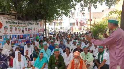 धनौरा: गजरौला के फाजलपुर में बिजली घर पर पहुंचे भारतीय किसान यूनियन शंकर के पदाधिकारी, बिजली कर्मचारियों पर लगाए गंभीर आरोप