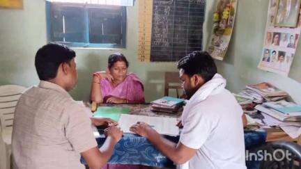 पुरैनी: गणेशपुर दियरा विद्यालय में निरीक्षण के दौरान भारी कमियां पाई गईं, मुखिया ने पदाधिकारियों को शिकायत पत्र सौंपा