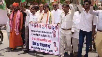 हरदोई: कांग्रेसियों ने भाजपा नेता विजय शाह के खिलाफ धरना प्रदर्शन किया, पार्टी कार्यालय से निकला विरोध मार्च, लगाए नारे