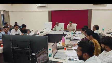 राजगढ़: राजगढ़ कलेक्टर गिरिश कुमार मिश्रा ने जिला पंचायत कार्यालय में जल गंगा संवर्धन अभियान की समीक्षा की