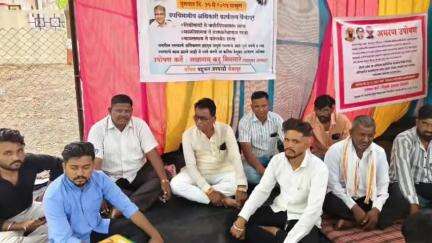 वैजापूर: त्या रस्त्यांवरील अतिक्रमण काढून रस्त्याचे कामे पूर्ण करा या मागणीसाठी वंचितचे उपविभागीय अधिकारी कार्यालय समोर उपोषण