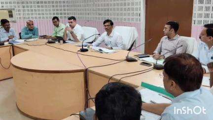 बलिया: कलेक्ट्रेट सभागार में डीएम ने विकास कार्यों की समीक्षा बैठक में दिए सख्त निर्देश, कई विभागों को दी चेतावनी