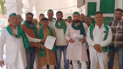 सहारनपुर: कलेक्ट्रेट में भारतीय किसान यूनियन रक्षक ने अपनी मांगों को लेकर जिलाधिकारी से की मुलाकात