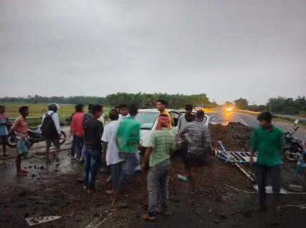 কেশপুর: ঝড় বৃষ্টির সন্ধায় কেশপুরের পঞ্চমী এলাকাতে প্রাইভেট কার দুর্ঘটনা ,গুরুতর আহত ৩