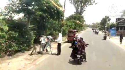 अमेठी: अमेठी कोतवाली क्षेत्र रामनगर में चार दबंगों ने सड़क पर एक युवक को जमकर पीटा वीडियो वायरल #viral
