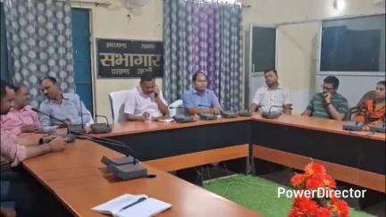 सारवां: प्रखंड सभागार में प्रखंड क्षेत्र के विभिन्न प्लस टू और उच्च विद्यालयों के प्रधानाध्यापकों के साथ बीडीओ ने की बैठक