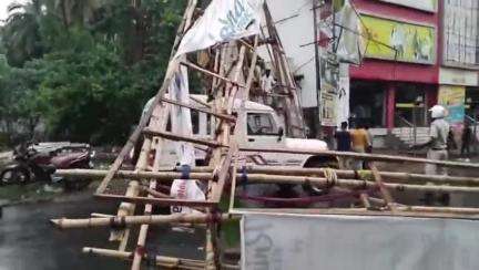 মেদিনীপুর: মেদিনীপুর শহরে ভয়াবহ বজ্রপাত; ঝড়ের দাপটে বড় রাস্তা উপর ভেঙে পড়ল তোরণ, গাছ