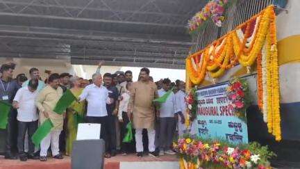 ಕುಷ್ಟಗಿ: ಪಟ್ಟಣದಲ್ಲಿ ಕುಷ್ಟಗಿ ಹುಬ್ಬಳ್ಳಿ ಹೊಸ ರೈಲಿಗೆ ಜಿಲ್ಲಾ ಉಸ್ತುವಾರಿ ಸಚಿವ ತಂಗಡಗಿ, ಕೇಂದ್ರ ಸಚಿವ ಸೋಮಣ್ಣ ಹಸಿರು ನಿಶಾನೆ