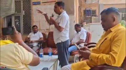 बहादुरगढ़: नगर परिषद सफाई कर्मचारियों की कार्यालय के प्रवेश द्वार पर हुई बैठक
