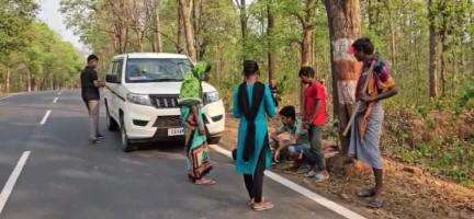 कुनकुरी: कुनकुरी के श्रीनदी के पास दर्दनाक सड़क हादसा, बाइक चालक को झपकी आने से हुआ हादसा, एंबुलेंस के इंतजार में तड़पता रहा घायल