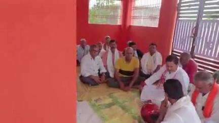 पकड़ी दयाल: परसा में नवनिर्मित बौद्धी देवी मंदिर में प्राण प्रतिष्ठा यज्ञ की तैयारी का जायजा पूर्व मंत्री सह विधायक ने लिया