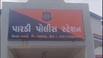 પારડી: પોલીસે ઉંમરસાડી પુલ પાસેથી મોપેડ પર લઈ જવાતા 30,250ના દારૂ સાથે વલસાડના 2 ઈસમોને ઝડપી પાડ્યા