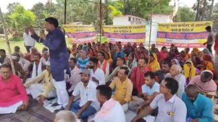 भगवानपुर: भगवानपुर प्रखंड अंचल कार्यालय के स्थानांतरण का विरोध, प्रखंड परिसर में एक दिवसीय धरना