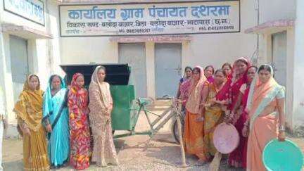 बलौदाबाज़ार: ग्राम पंचायत दशरमा मोर गांव में स्वच्छ गांव के तहत सरपंच सहित ग्रामीणों ने की नालियों की सफाई