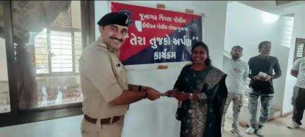 જૂનાગઢ: બી ડિવિઝન પોલીસે 1.89લાખના ગુમ થયેલા અરજદારોના 11 મોબાઈલ શોધી કાઢી મૂળ માલિકને પરત કર્યા