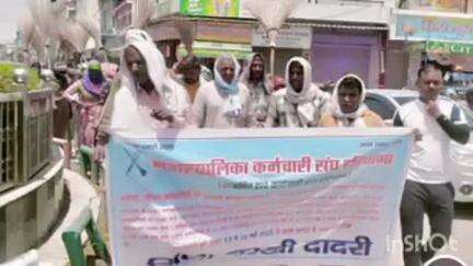 चरखी दादरी: शहर में सफाई कर्मचारियों ने उल्टी झाड़ू पड़ने पर किया प्रदर्शन