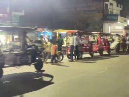 सिधौली: सिधौली के डाक बंगला चौराहे पर रिक्शा एवं टैंपो के रोड पर खड़े होने से जाम का माहौल
#jansamasya