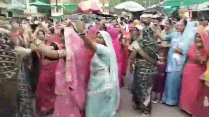 बेगुं: बेगू नगर के मुख्यमार्गों से भगवान चारभुजा नाथ की शाही बिंदौली निकाली गई, जिसका जगह-जगह स्वागत किया गया