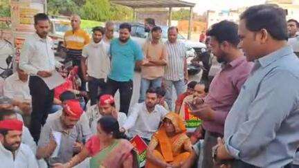 फिरोज़ाबाद: एमपी के मंत्री की टिप्पड़ी के विरोध में सपा की महिला कार्यकर्ताओं ने गांधी पार्क परिसर में किया धरना प्रदर्शन