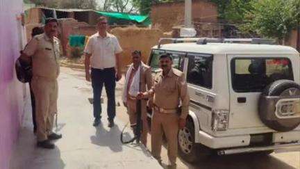 झांसी: आबकारी विभाग की टीम ने पुनावली, पोलेबाबा, हड्डिघर समेत अन्य शराब के अड्डों पर मारा छापा, 2 महिलाओं को किया गिरफ्तार